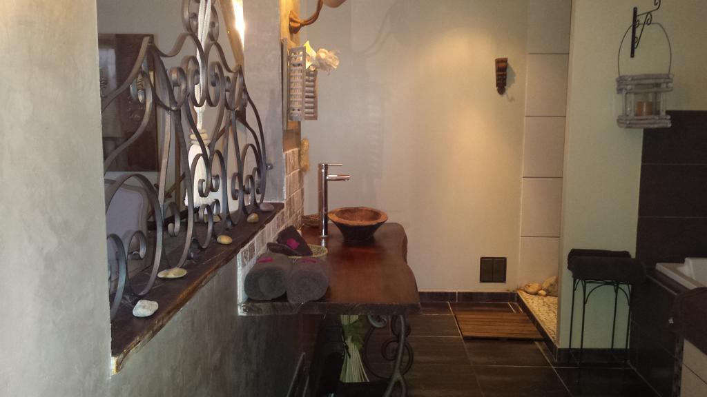 Chambres D Hotes ,Hotel ,Secret D'Une Nuit A Vicq Pres De Onnaing,Avec Piscine الغرفة الصورة