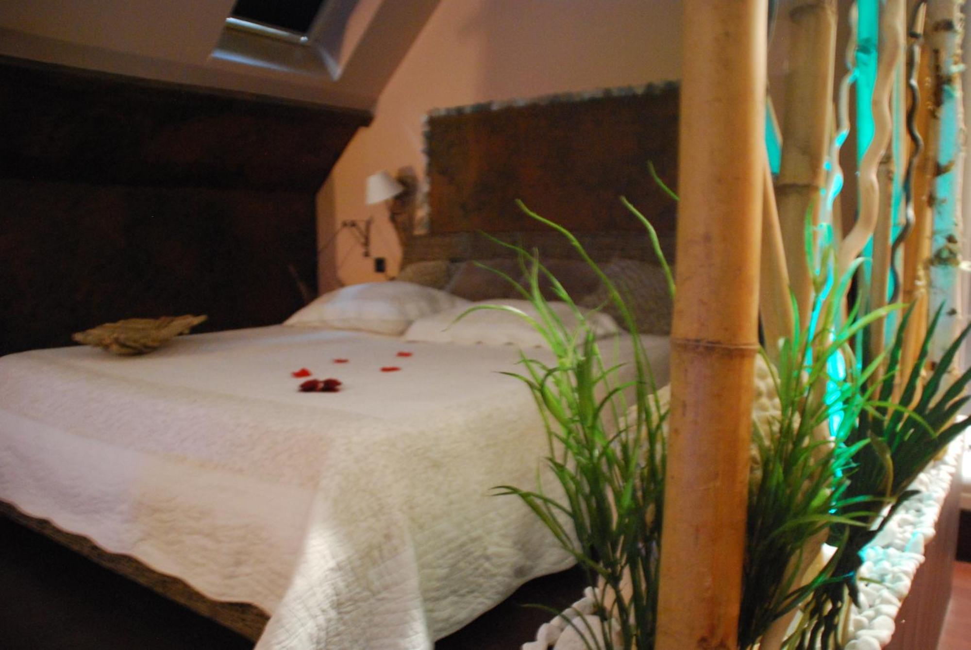 Chambres D Hotes ,Hotel ,Secret D'Une Nuit A Vicq Pres De Onnaing,Avec Piscine الغرفة الصورة